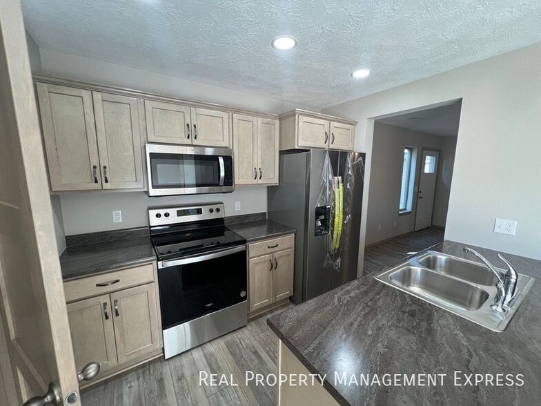 Building Photo - 3-Bedroom, 1.5 Bath Townhome