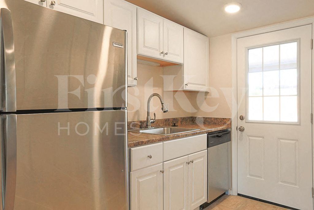 Building Photo - 1124 W Cinnabar Ave