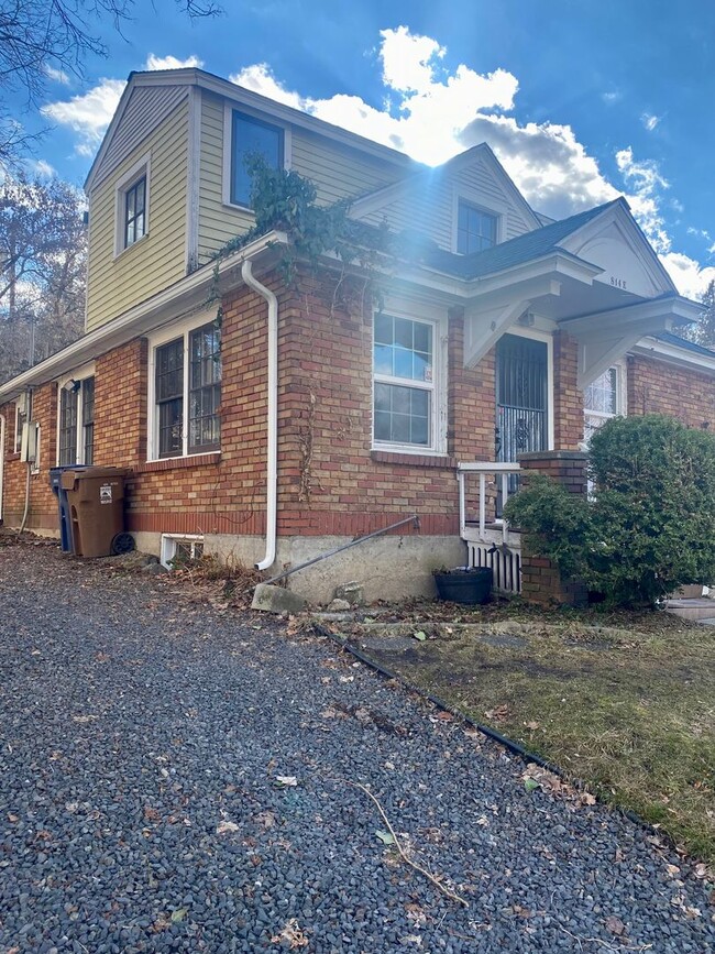 Building Photo - Perry District 3 Bedroom 2 Bath Brick Home