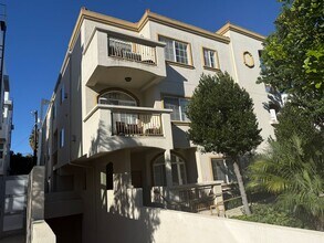 Building Photo - 2 Bedroom Condo for Rent in Sherman Oaks!