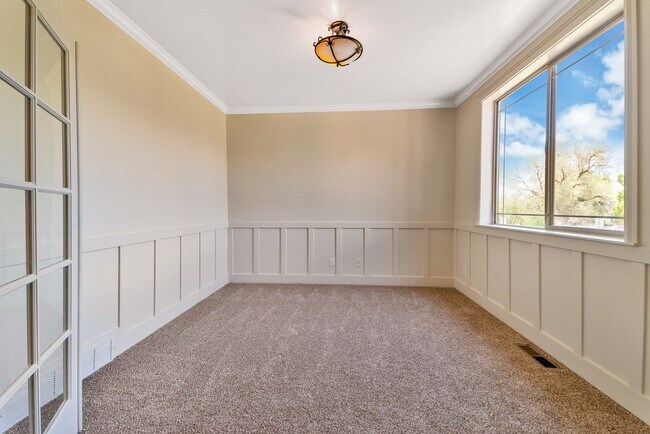 Building Photo - Beautiful home nestled in Pleasant Grove