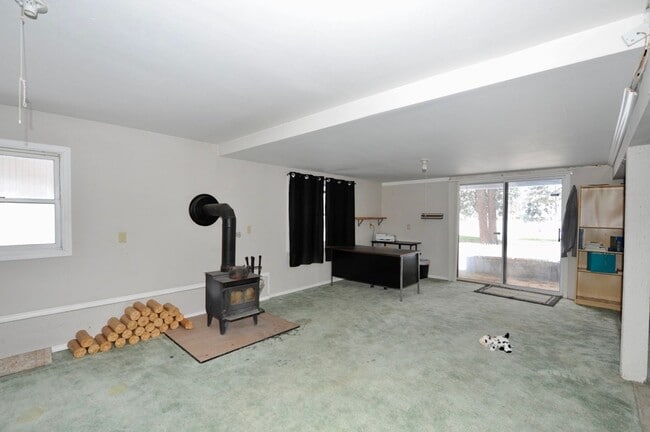 Building Photo - Fairway Golf Course 3 bed 3 bath with basement