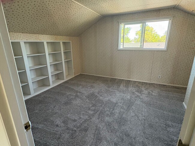Building Photo - Wonderful home with bonus spaces