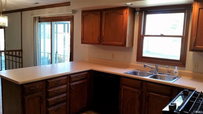 Building Photo - 2939 Woodside Ct