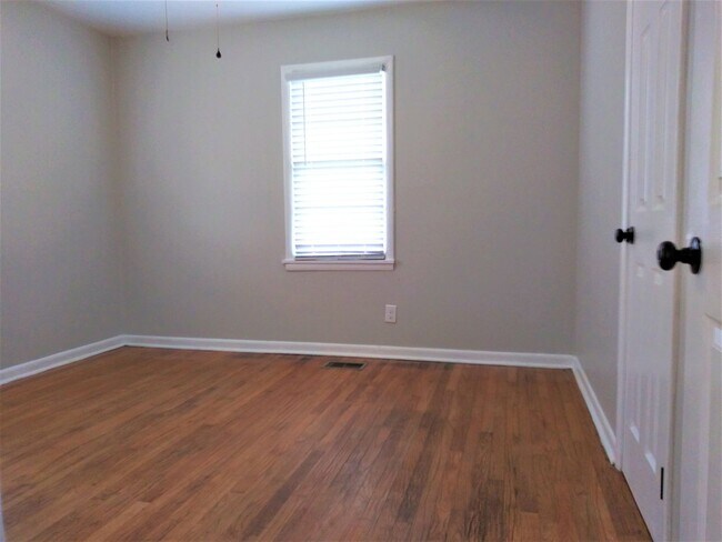 Building Photo - Fresh, Updated 3 bed, 1 bath Ranch ***PET FRIENDLY***