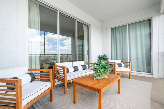 Building Photo - 1053 Splash Shot Pl