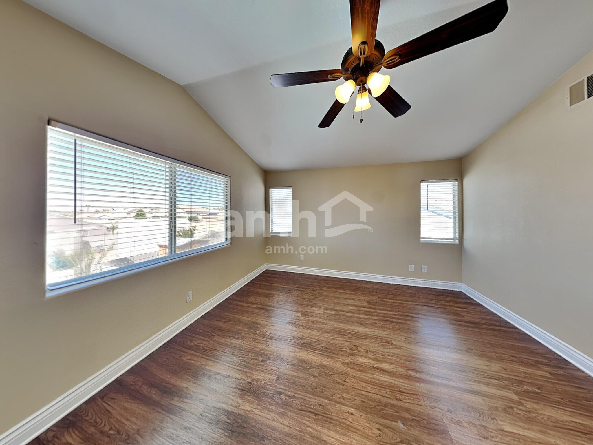 Building Photo - 203 Mariposa Way