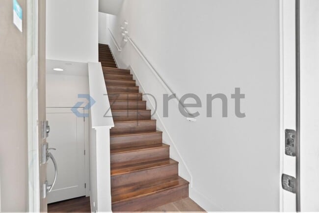 Building Photo - Unit