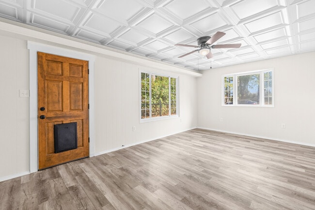 Building Photo - 351 Queens Way