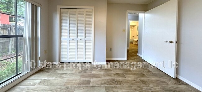 Building Photo - 601 Stone Dr