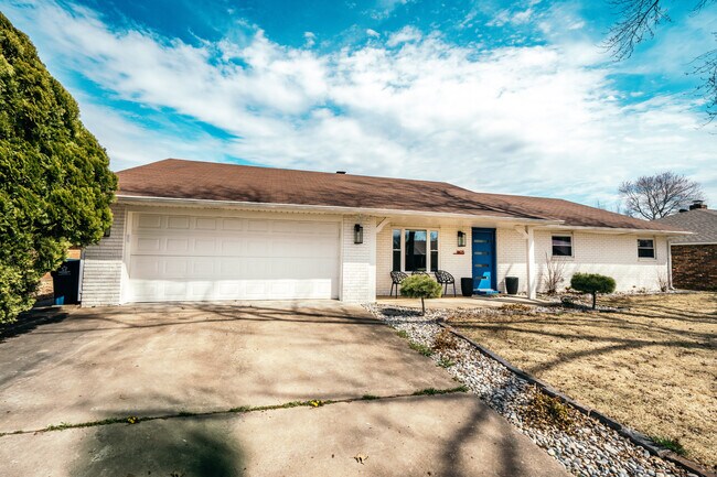 Building Photo - 1605 SE P St