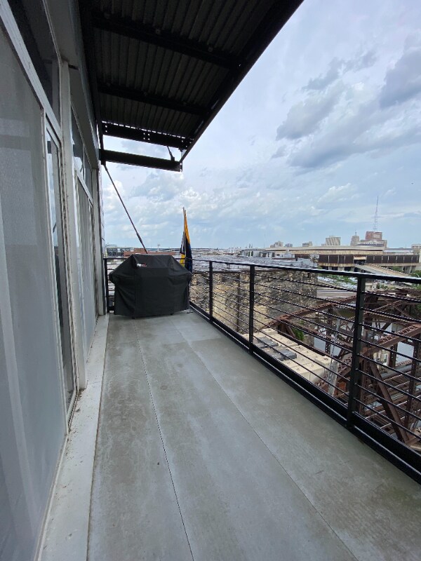 Building Photo - 106 W Seeboth St