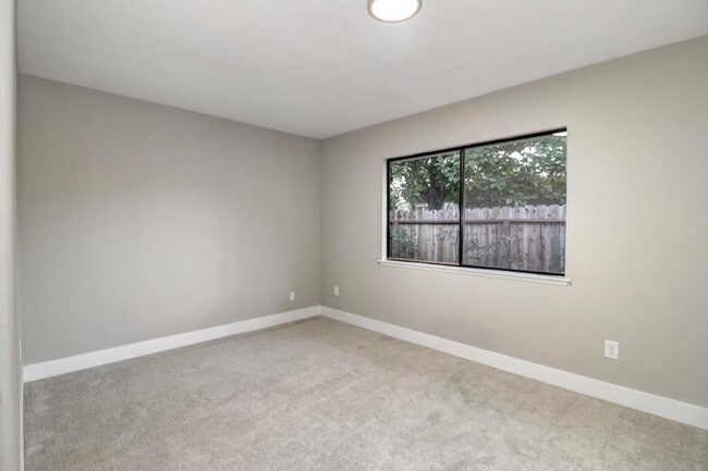 Building Photo - Fall Rental Available 9/4 – Stylish, Upgraded Duplex Near Covell Park
