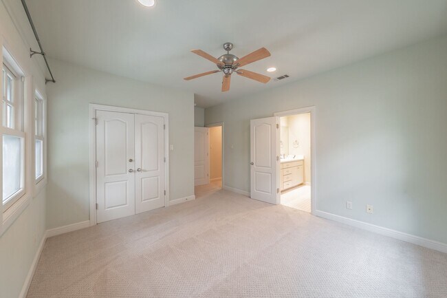 Building Photo - Beautiful Monticello Town Home!!!