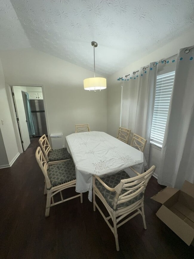 Building Photo - r1423a