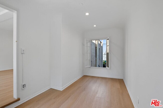 Building Photo - 900 S Wooster St
