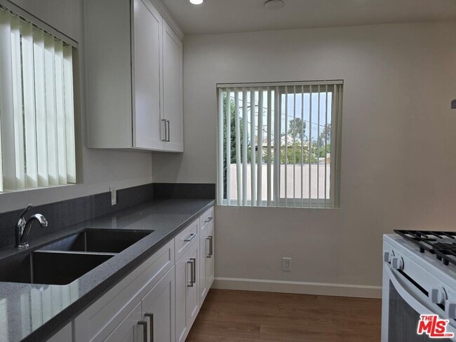 Building Photo - 415 Fischer St