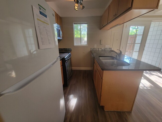 Building Photo - Sunny, newly remodeled 3 bed + office/2.5 bath in Applewood townhomes close to NOBO!