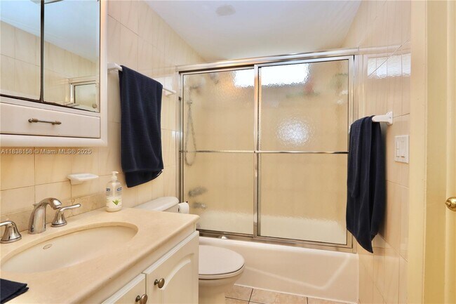 Building Photo - 2851 Leonard Dr