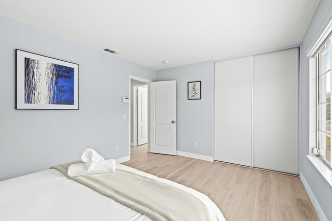 Building Photo - 10919 Mirador Dr