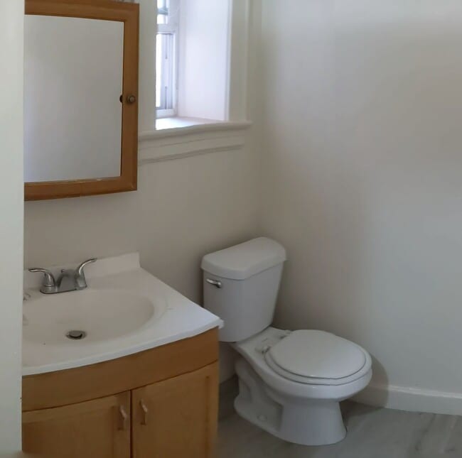 Building Photo - 1 Bedroom with den/family room *Special Half months free month