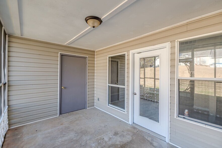 Building Photo - 9018 Stoneleigh Trce