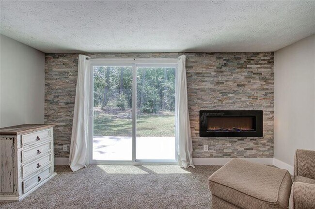 Building Photo - 3410 Holliglen Dr