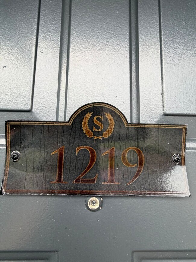 Building Photo - Oxford-2 Bedrooms