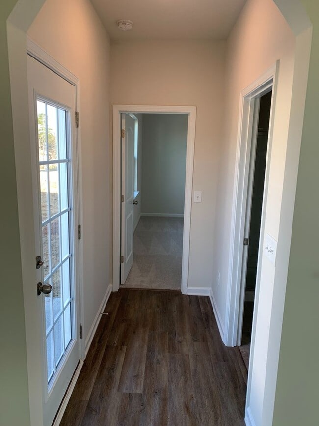 Building Photo - Resort life for your family in the Palisades!
