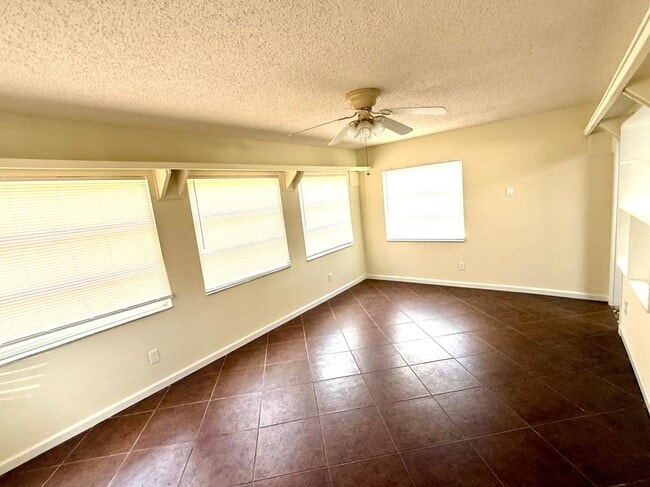 Building Photo - 1002 Jeffords St