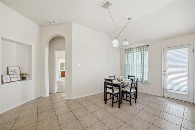 Building Photo - 209 Lariat Dr