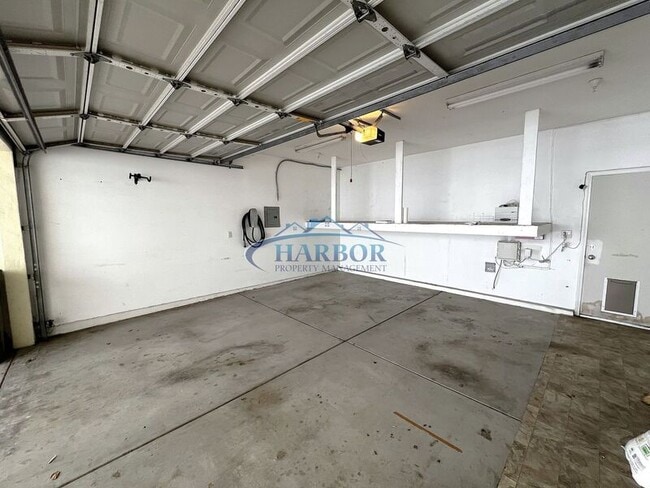 Building Photo - 2405 Vanderbilt Ln