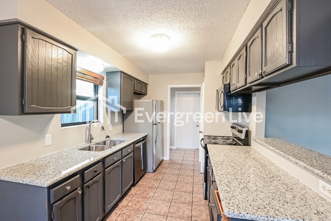 Building Photo - 6019 Coachgate Dr