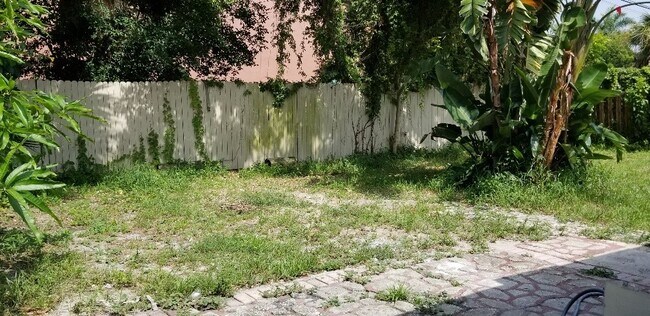 Building Photo - Charming 2/1 Single Family Home with large carport