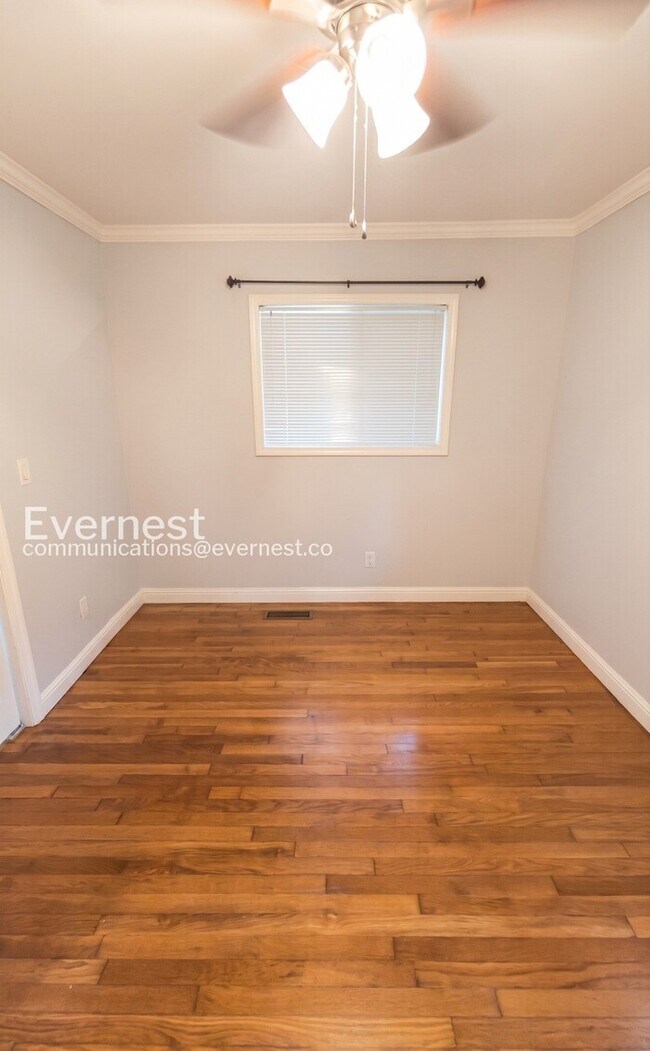 Building Photo - 2 Bed/1 Bath Home with Garage / Available Now!