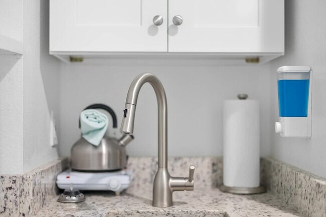 Building Photo - 8303 Palm Pkwy