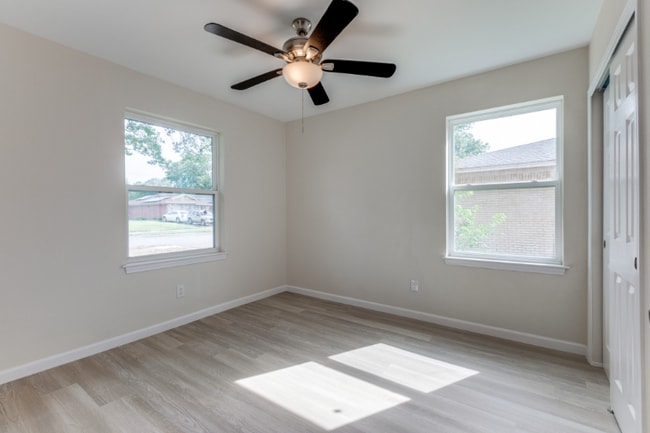 Building Photo - 1223 Evergreen Dr