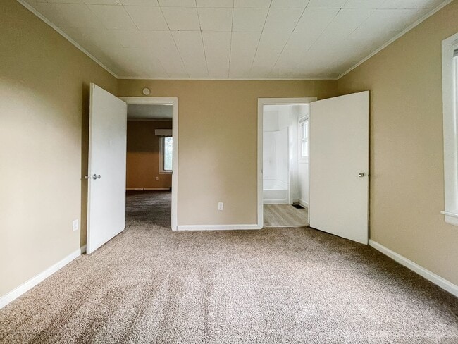 Building Photo - Coming Soon! Cozy 2 Bed / 1 Bath Home — Pet Friendly!