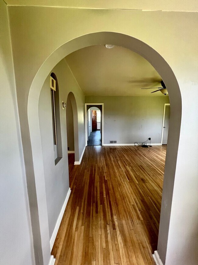 Building Photo - Country living home