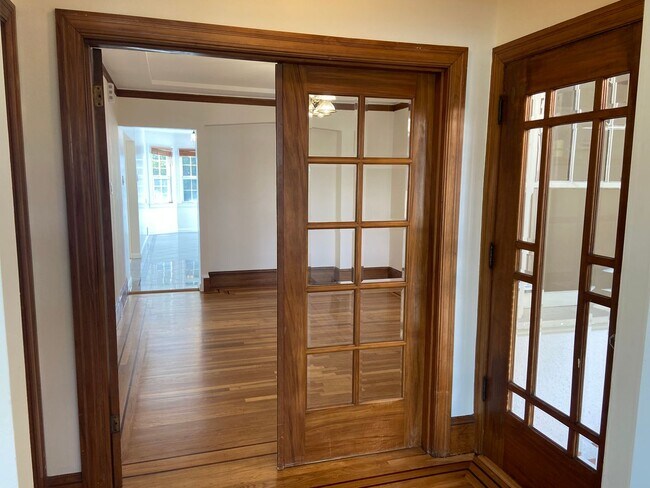 Building Photo - Classic & Timeless Parkside Home 3BD / 2.5BA