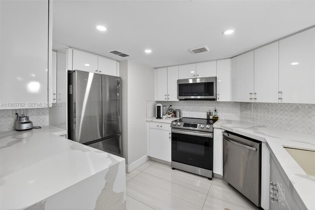 Building Photo - 3000 E Sunrise Blvd