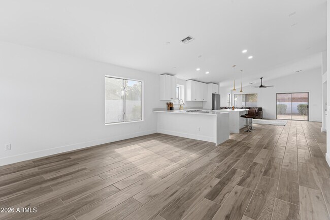 Building Photo - 4 N 163rd Ln