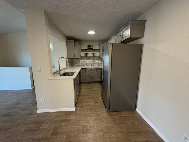 Building Photo - ANNUAL RENTAL - 2ND FLOOR 1 BED PLUS DEN/1 BATH CONDO IN GRANADA LAKES!