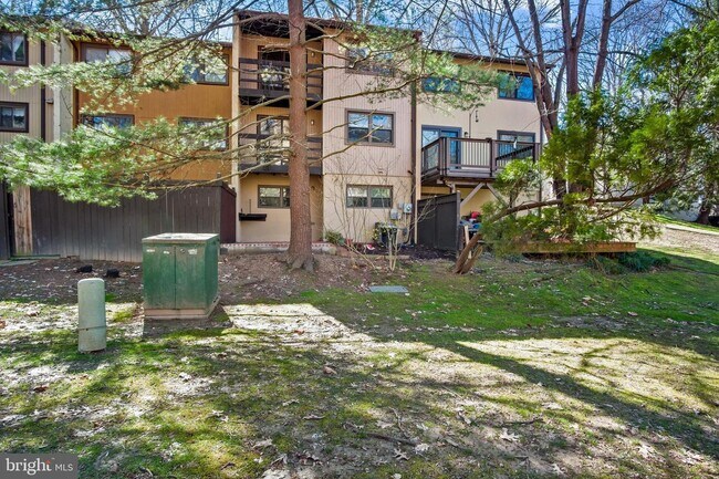 Building Photo - Headline:  Spacious & Updated Townhouse in Prime Reston Location