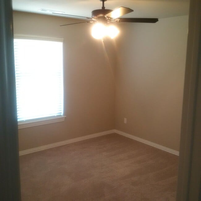 Building Photo - 3 bedroom 2 bath home in East Fayetteville