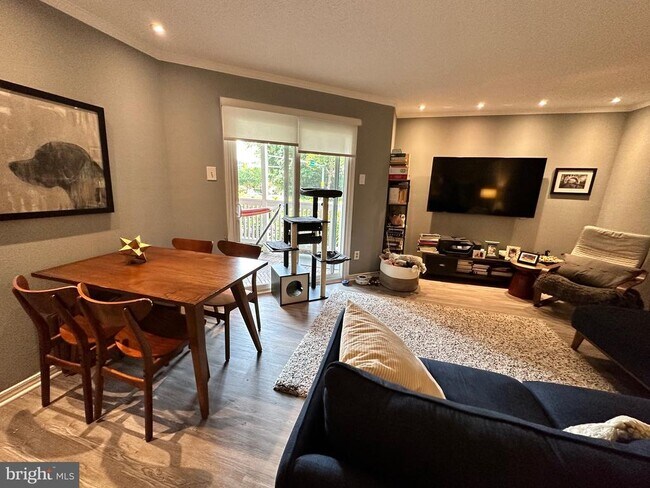 Building Photo - 1538 Lincoln Way