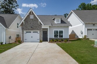 Building Photo - One Level Home with Garage and Fenced Backyard!
