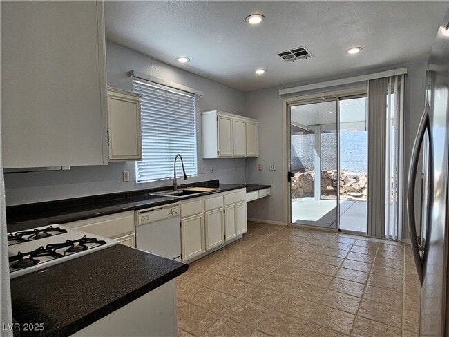 Building Photo - 8836 Kingswood Dr