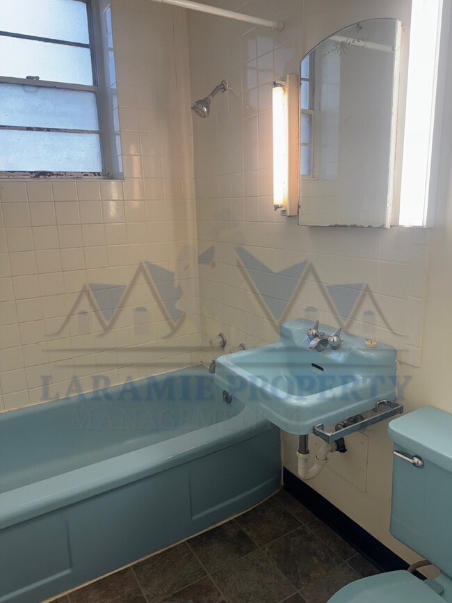 Building Photo - 1 bed 1 bath apartment - Near Campus!