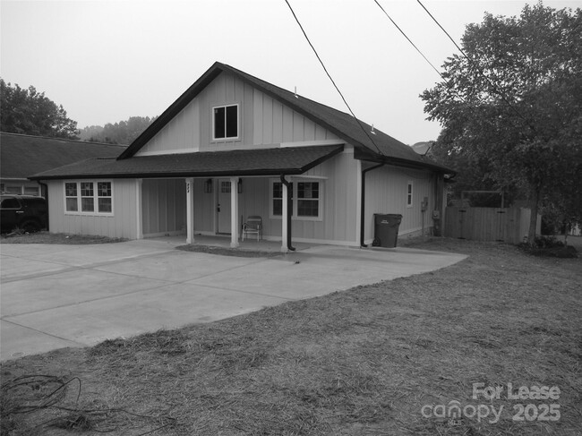 Building Photo - 723 S Cedar St